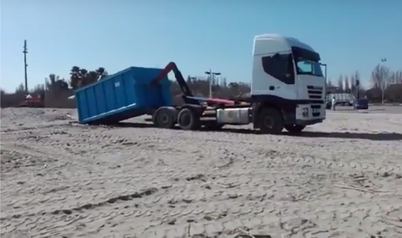 Giulianova, rifiuti spiaggiati portati via coi container (SERVIZIO/FOTO)