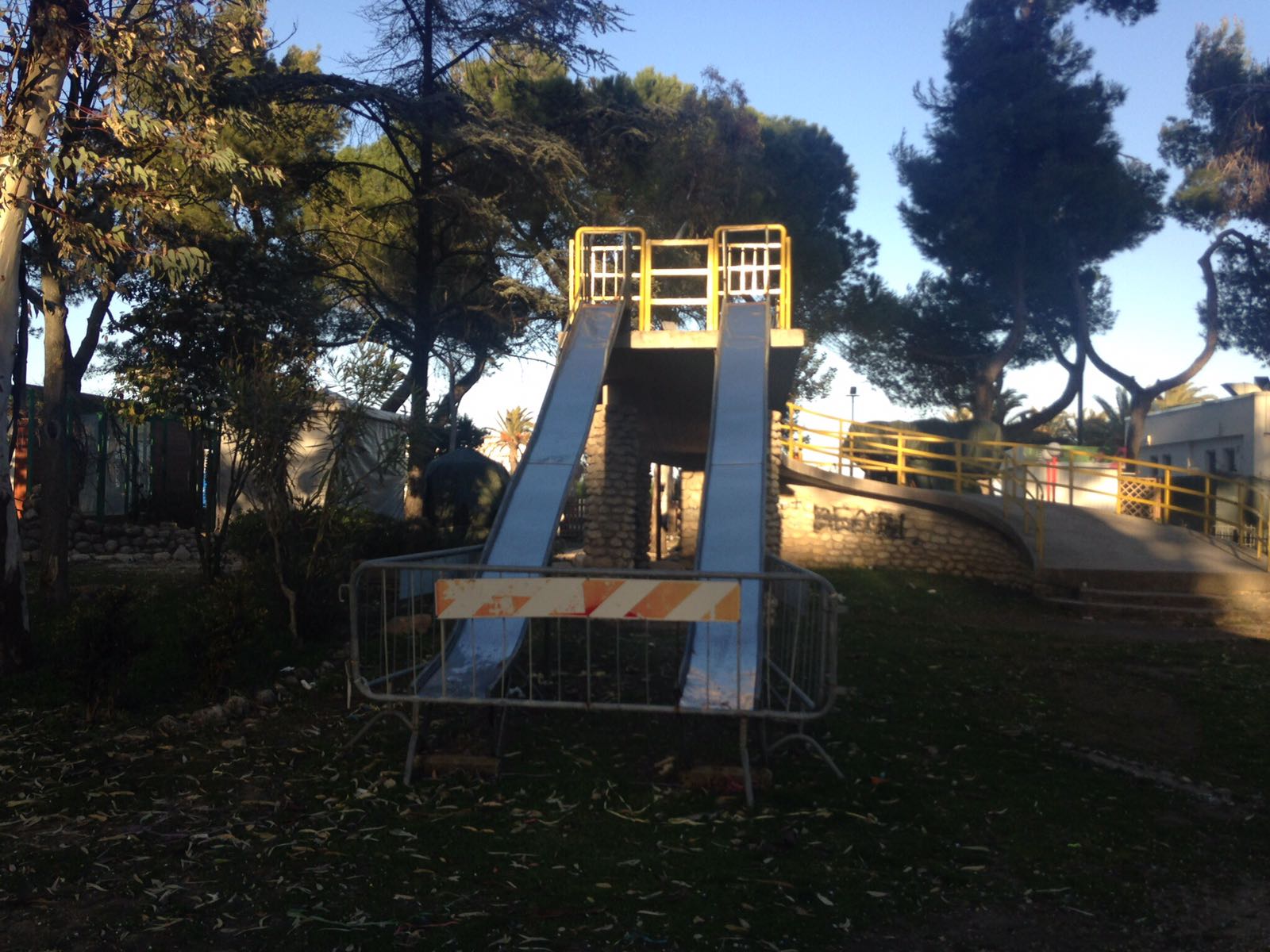 Iniziati i lavori di sistemazione dei giochi nel Parco degli Eucalipti e nel vicino Parco Vuillermin.