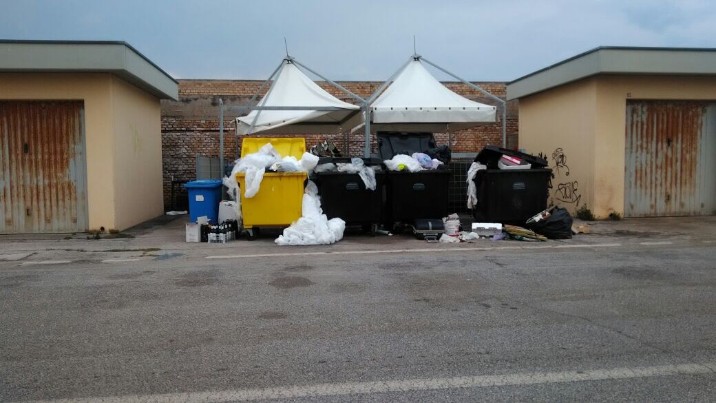 Rifiuti e malcostume. Cumuli di immondizia al molo nord del Porto per violazione delle regole di conferimento: sopralluogo dell’assessore Ruffini e ordine immediato di rimozione. Operazioni già in corso.