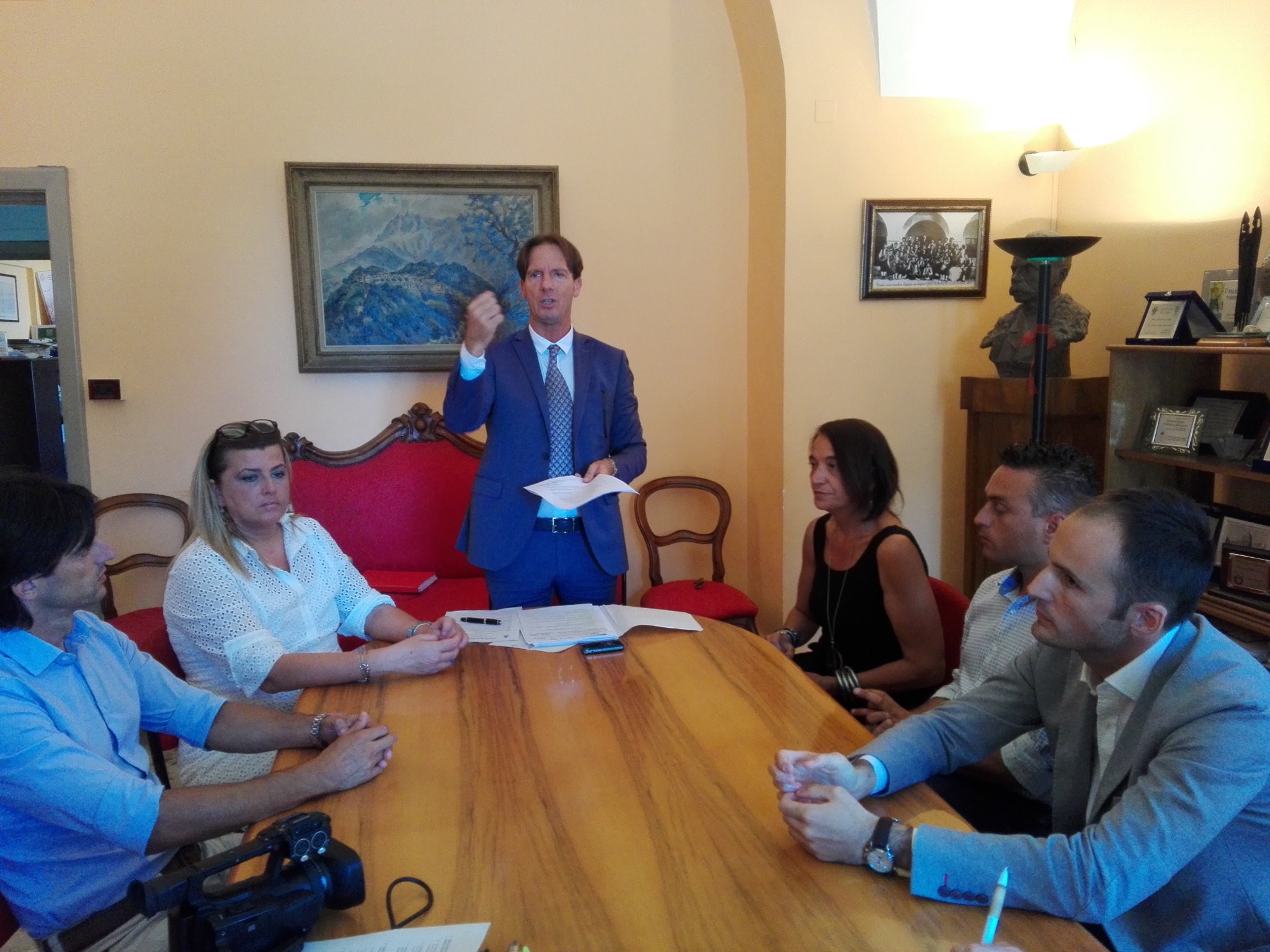 Presentata la nuova squadra del sindaco. Confermati la Cameli come vicesindaco e Fabio Ruffini. Entrano Fabrice Ruffini, Cristina Canzanese e Gian Luigi Core. Illustrato anche il programma di fine mandato.