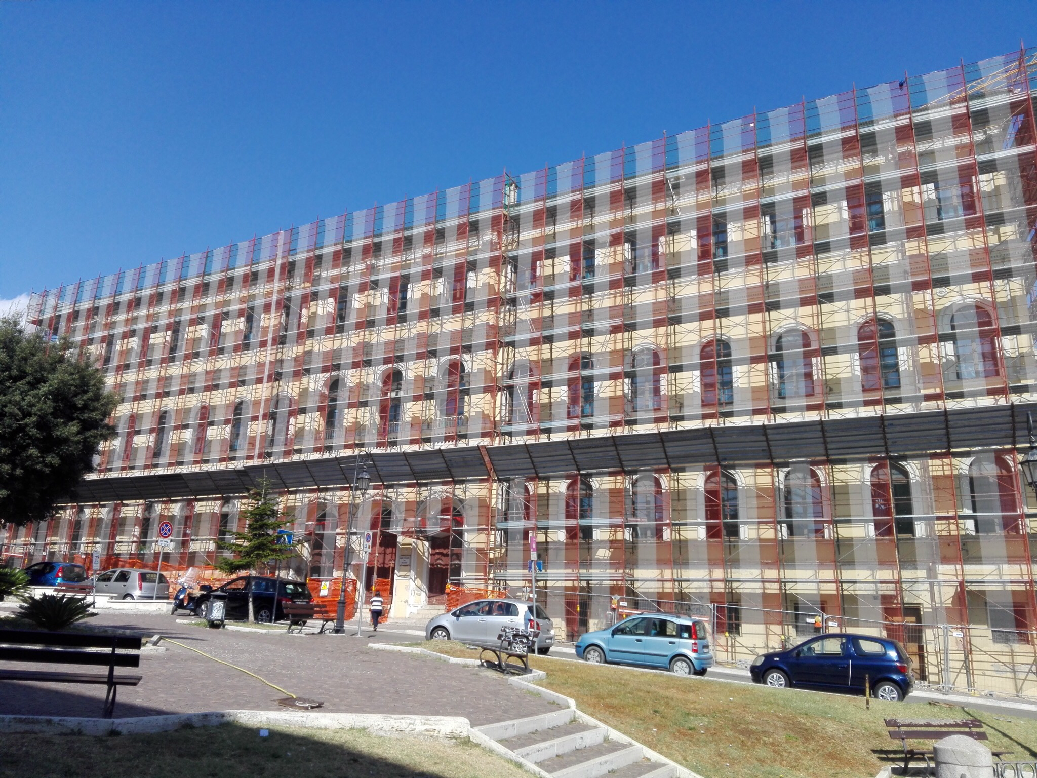 Scuola “De Amicis”. Il 2° lotto dei lavori per la messa in sicurezza sarà ultimato domenica prossima. Slitta la riapertura al 18 settembre per consentire le pulizie interne e di cantiere. Il sindaco: “Grazie ai lavori di miglioramento sismico l’edificio ora ha un coefficiente di resistenza di 0.85, molto elevato”.