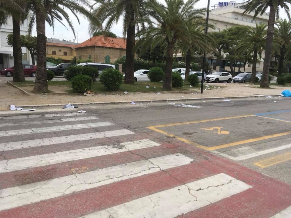 SPORCIZIA SUL LUNGOMARE DI GIULIANOVA, SOTTO ACCUSA GLI AMBULANTI